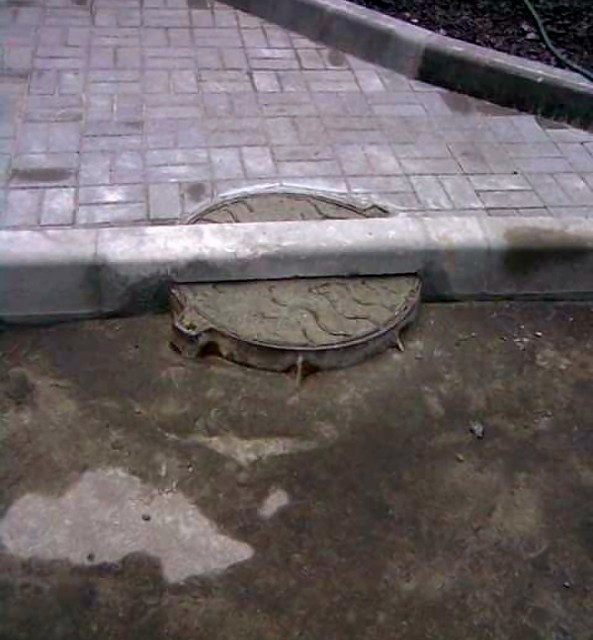 Manhole Cover in Mosow: see what happens when Five Year Plan not followed